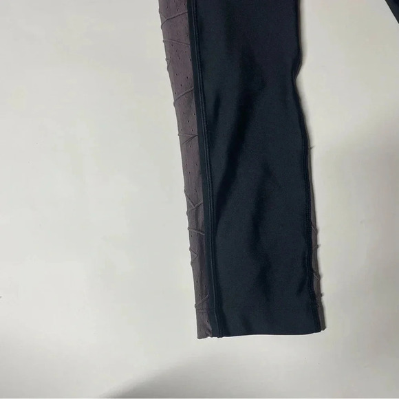 NEW Under Armour Womens Athletic Mesh Inset Leggings Purple Black Size Medium - Picture 9 of 12
